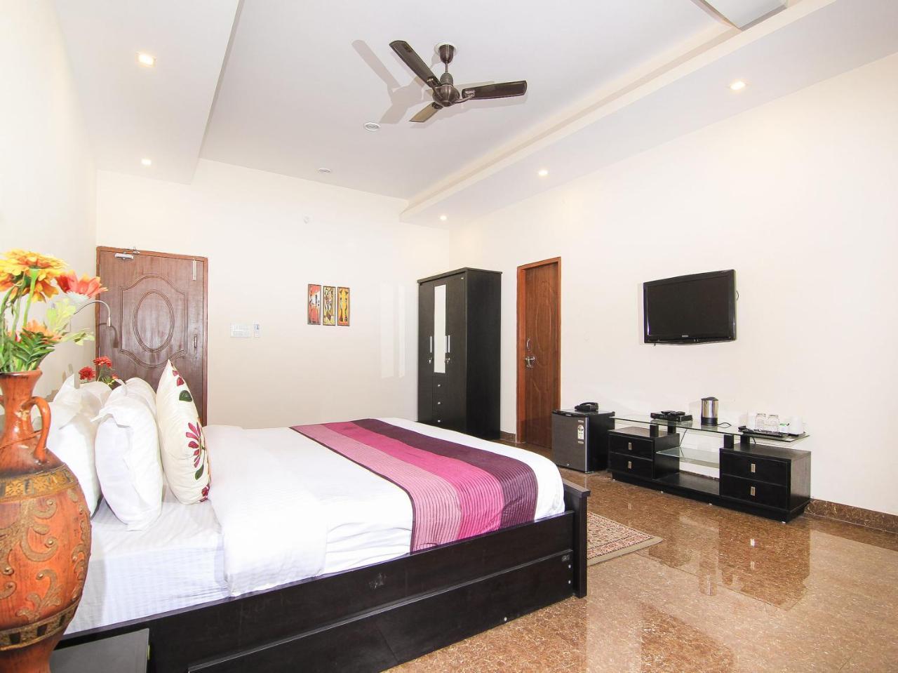 Oyo 14890 Siddharth Hotel